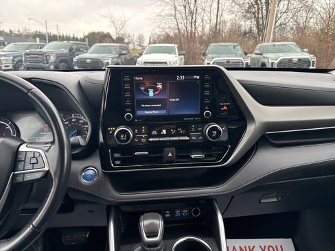 Used 2022 Toyota Highlander XLE image 18