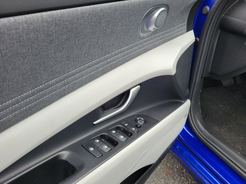 New 2025 Hyundai Elantra Limited image 18