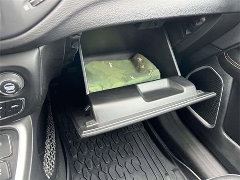 Used 2019 Jeep Compass Latitude image 35