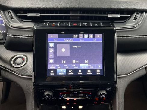 Used 2023 Jeep Grand Cherokee Laredo image 13