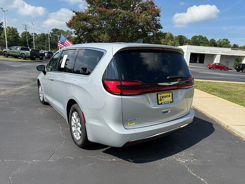 Used 2024 Chrysler Pacifica Touring-L FWD image 3