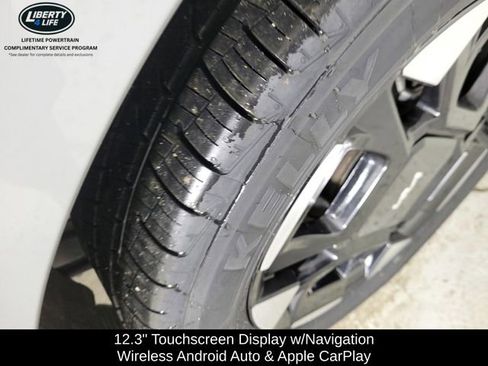 Used 2025 Kia Carnival EX image 11