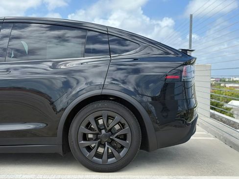 Used 2022 Tesla Model X Plaid image 10