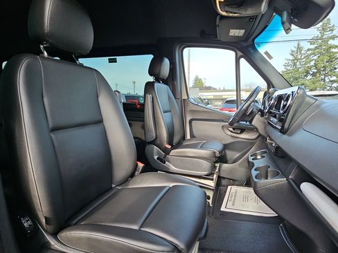 Used 2023 Mercedes-Benz Sprinter 2500 image 32
