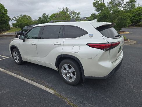 Used 2020 Toyota Highlander LE AWD/4WD image 4