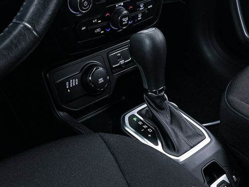 Used 2021 Jeep Renegade Latitude w/ Convenience Group image 23