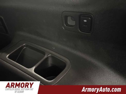 Used 2023 GMC Acadia SLT image 28