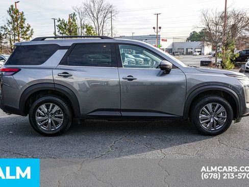 Used 2025 Nissan Pathfinder SV image 8