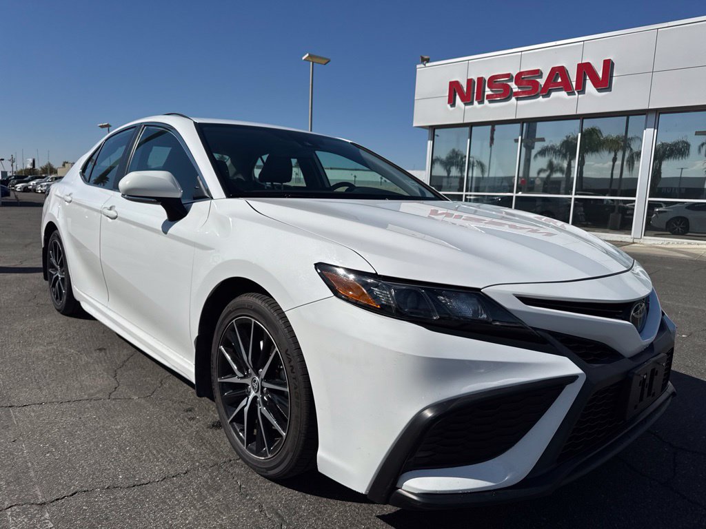 Used 2024 Toyota Camry SE w/ Cold Weather Package FWD image 5