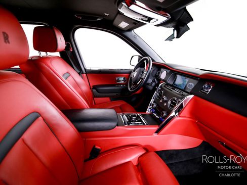Certified 2022 Rolls-Royce Cullinan w/ Dark Exterior Package image 33