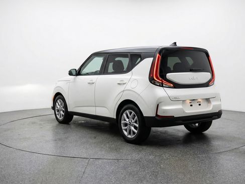 Used 2025 Kia Soul LX w/ LX Technology Package image 6