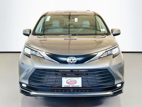 New 2026 Toyota Sienna XLE FWD image 2