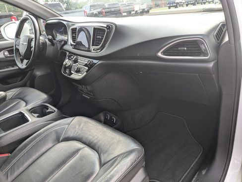 Used 2020 Chrysler Pacifica Touring-L Plus FWD image 14