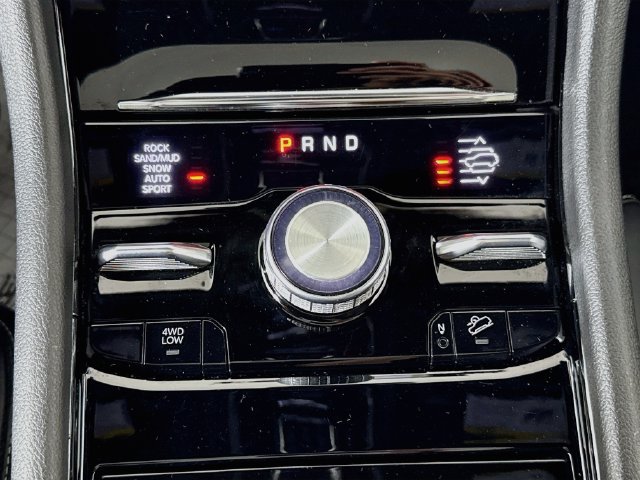 Used 2024 Jeep Grand Cherokee Overland w/ Luxury Tech Group IV AWD/4WD image 17
