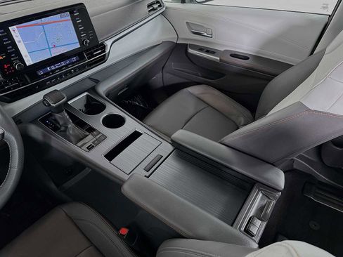 Used 2022 Toyota Sienna XSE FWD image 22