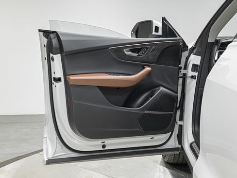 Used 2022 Audi Q8 Premium Plus image 12