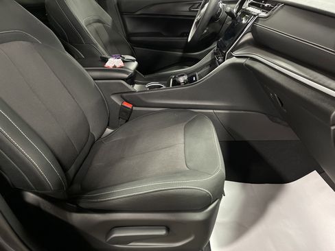 Used 2024 Jeep Grand Cherokee Laredo w/ Luxury Tech Group I image 13