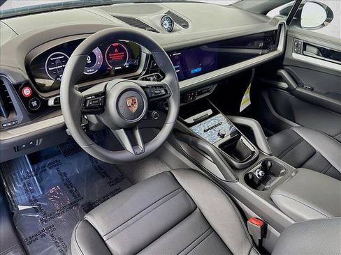 Used 2025 Porsche Cayenne Coupe AWD/4WD image 4