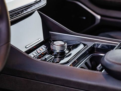 Certified 2024 Jeep Wagoneer Series II w/ Flexible Seating Group image 31