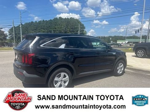 Used 2023 Kia Sorento LX AWD/4WD image 3