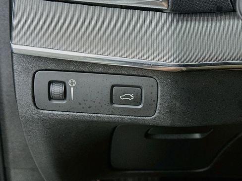 Used 2016 Volvo XC90 T5 R-Design FWD image 17