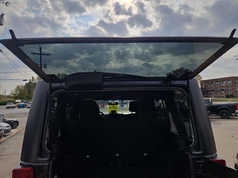 Used 2015 Jeep Wrangler Unlimited Rubicon w/ Connectivity Group image 28