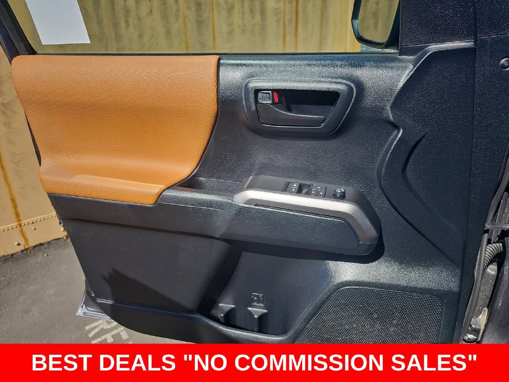 Used 2017 Toyota Tacoma SR5 w/ Tow Package RWD image 25