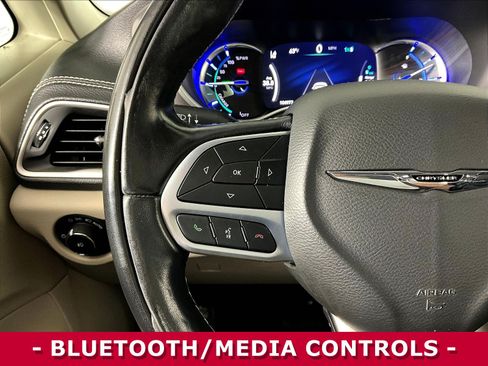 Used 2022 Chrysler Pacifica Touring-L w/ Uconnect Theater Family Group FWD image 11