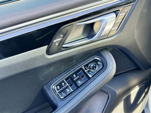 Used 2018 Porsche Macan image 19