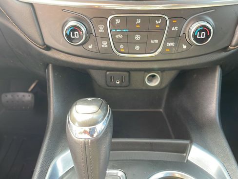 Used 2020 Chevrolet Traverse LT image 23