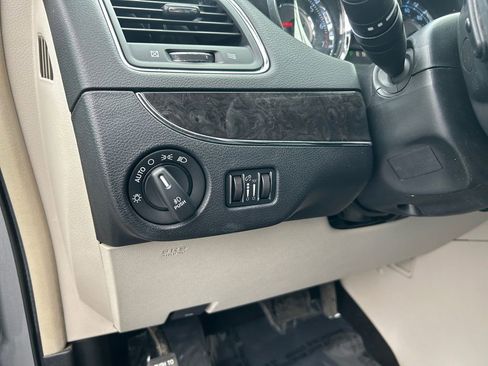 Used 2015 Chrysler Town & Country Touring image 21