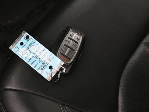 Used 2023 Chrysler Pacifica Touring-L FWD image 18