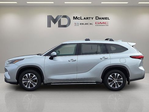 Used 2021 Toyota Highlander XLE image 3