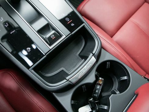 Certified 2025 Porsche Macan image 23