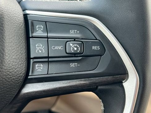 Used 2023 Jeep Grand Cherokee Limited AWD/4WD image 22