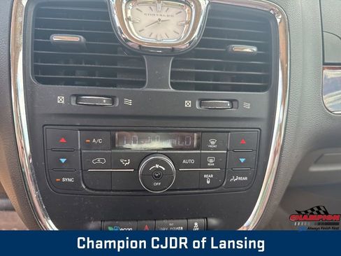 Used 2012 Chrysler Town & Country Touring w/ Entertainment Group #1 FWD image 28