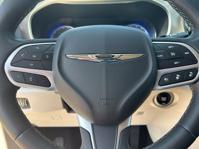 Used 2023 Chrysler Pacifica Touring-L FWD image 10