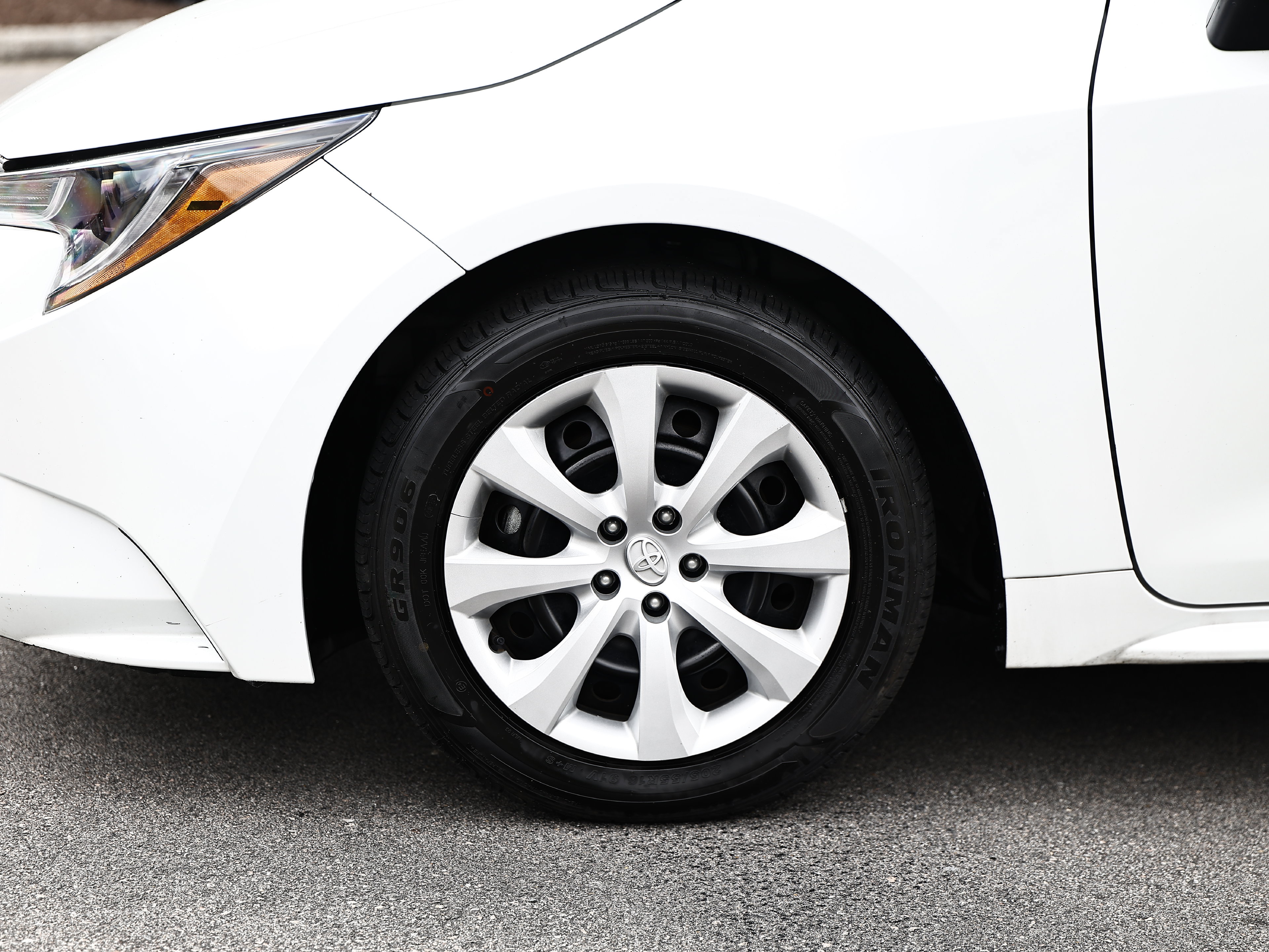 Used 2025 Toyota Corolla LE FWD image 5
