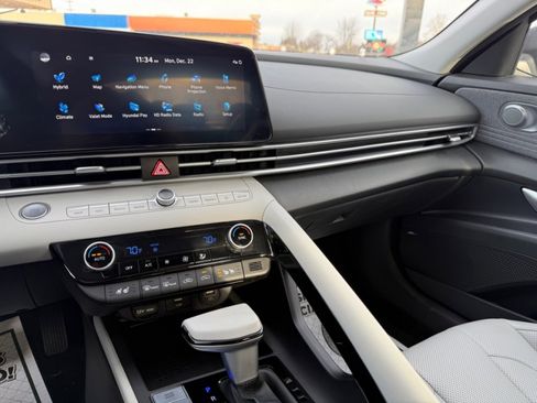 Used 2023 Hyundai Elantra Limited image 30