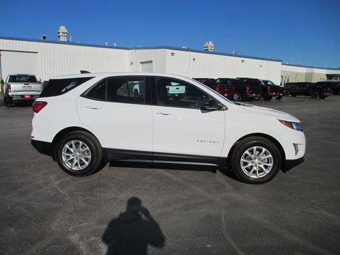 Used 2019 Chevrolet Equinox LS image 2