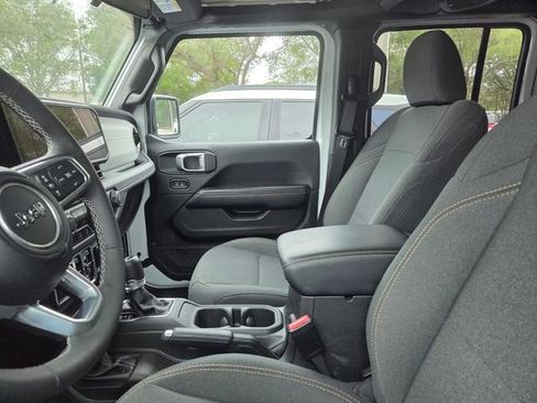 Used 2025 Jeep Wrangler Sahara image 6