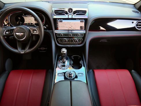 Used 2022 Bentley Bentayga V8 image 4