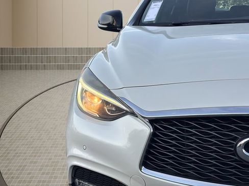 Used 2017 INFINITI QX30 Premium w/ Navigation Package image 10