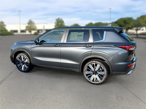 New 2025 Mitsubishi Outlander SE image 5