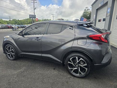 Used 2019 Toyota C-HR XLE FWD image 4