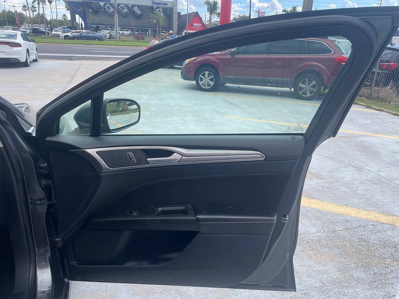 Used 2020 Ford Fusion SE FWD image 2