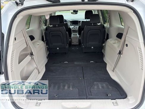 Used 2024 Chrysler Pacifica Touring-L image 19