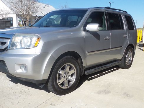 Used 2010 Honda Pilot Touring image 1