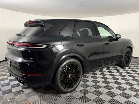 Certified 2025 Porsche Cayenne S image 7