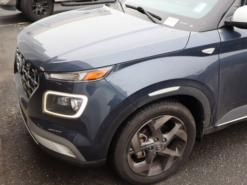 Used 2022 Hyundai Venue Limited image 17